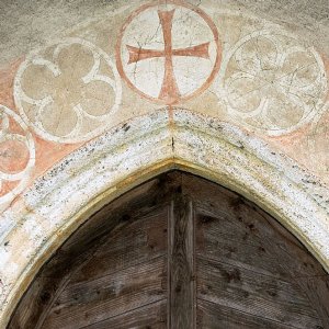 Kreuz im Scheitel des Westportals - Filialkirche St. Lorenzen ob Katsch