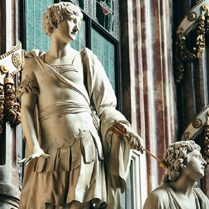 Die Heiligen Sebastian und Johannes, Figuren am Hochaltar