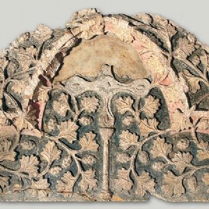 Tympanon eines romanischen Portals, um 1225, links vom Eingangsbereich