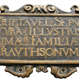 Gedenkplatte der Familie Trautson in der Trautsongruft, wo mehrere Metallsärge der Familie vorhanden sind