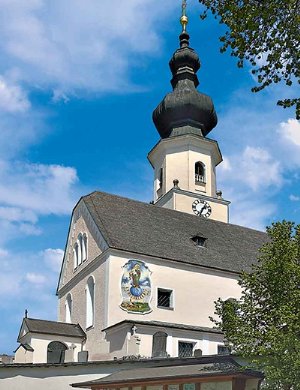 Pfarrkirche Köstendorf vom Dorfplatz aus