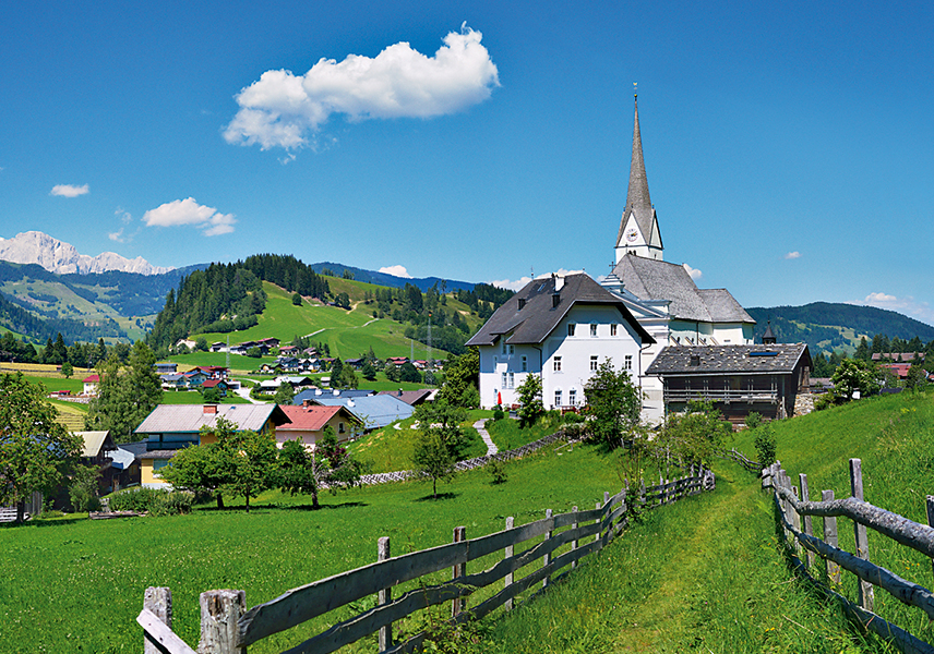 Zusammen mit Pfarrhof, ehemaligem Wirtschaftsgebäude und Aufbahrungskapelle sowie dem sie umgebenden Friedhof bildet die Kirche ein malerisches Ensemble