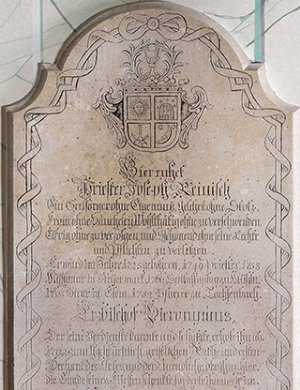 Grabplatte des Pfarrers Joseph Reinisch in der Pfarrkirche St. Andreas in Taxenbach