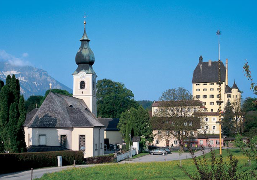Pfarrkirche St. Elisabeth, Außenansicht; im Hintergrund Schloss Goldenstein
