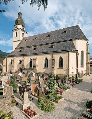 Kirchenführer Kuchl Mariä Himmelfahrt Pfarrkirche: Ansicht der Pfarrkirche von Süden  © Verlag St. Peter