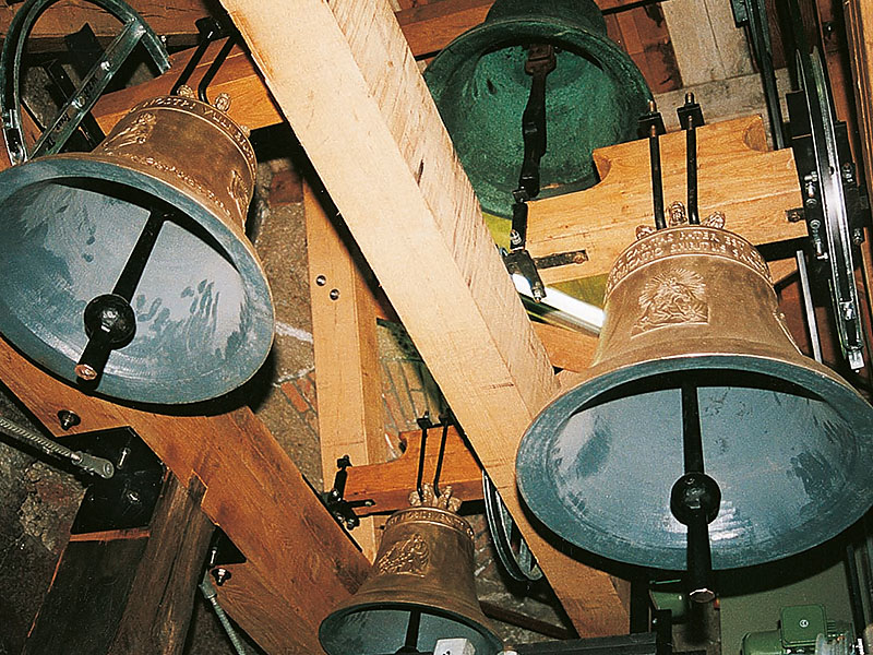Oberer Glockenstuhl, unten in der Mitte die Weihnachtsglocke, links Herz-Jesu-Glocke, rechts Dreifaltigkeitsglocke, oben Arme-Seelen-Glocke