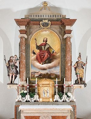 Aufbau von 1840, Altarbild des hl. Oswald von 1866, barocke Schnitzfiguren des hl. Christophorus und des hl. Georg