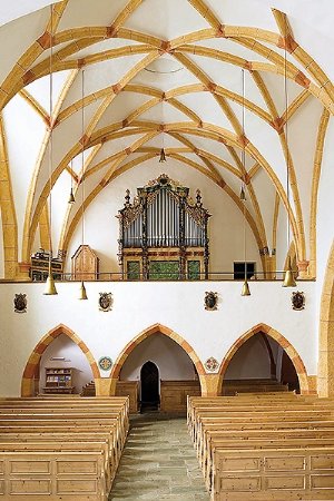 Pfarrkirche St. Michael, Blick ins Hauptschiff mit der Orgel