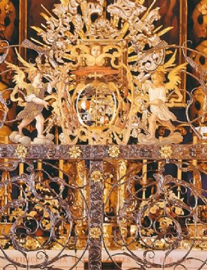 Detail vom Kirchengitter mit Wappen von Fürsterzbischof Max Gandolf Graf Kuenburg