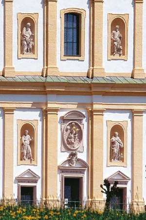 Detail der Kirchenfassade, Maria und die vier Evangelisten
