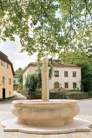 Stiftsplatz mit Brunnen, Pfarrhof und Stiftshaus