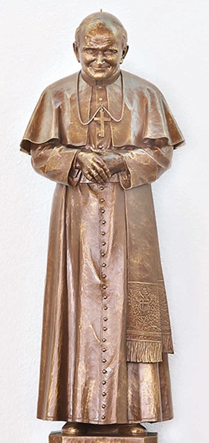 Kirchenführer Thiersee Pfarrkirche St. Margaretha: HI. Johannes Paul II., Statue in der Pfarrkirche St. Margaretha  © Verlag St. Peter