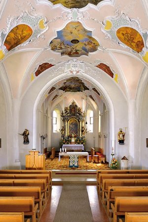Niederau, Blick in den Chor der Pfarrkirche St. Sixtus und Oswald