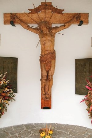 Kriegergedächtnisstätte, Holzkruzifix