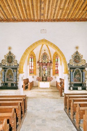 Blick zum Hochaltar, Holzbalkendecke mit Schablonenmalereien in der Filialkirche St. Lorenzen ob Katsch