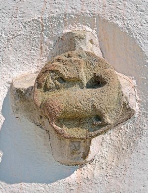 Romanischer Gewölbeschlussstein mit dem Lamm Gottes außen an der Südwand