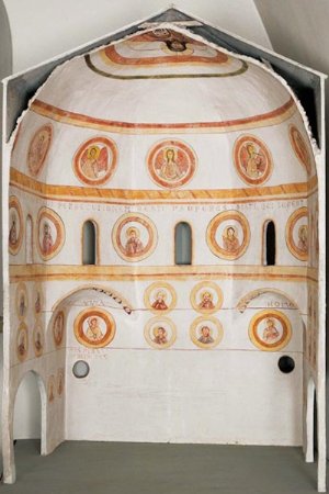 Modell des Oktogons mit seiner rekonstruierten Freskenmalerei (Turmerdgeschoß)