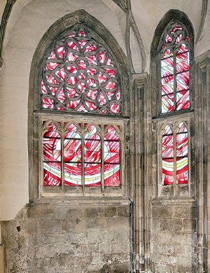 Fenster mit Glasmalerei in der Taufkapelle der Stadtpfarrkirche