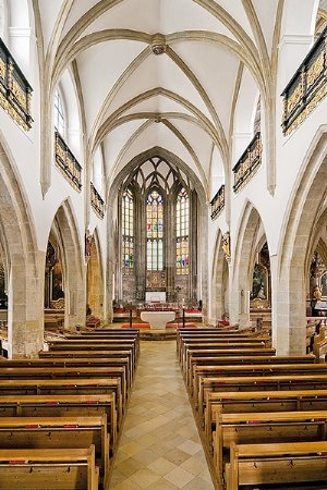 Blick ins Langhaus gegen den Chor der Stadtpfarrkirche
