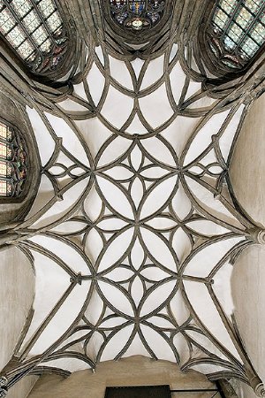Spätgotisches Schlingrippengewölbe im Chor der Stadtpfarrkirche