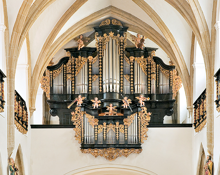 Orgel der Firma Metzler, 2005, im barocken Orgelgehäuse