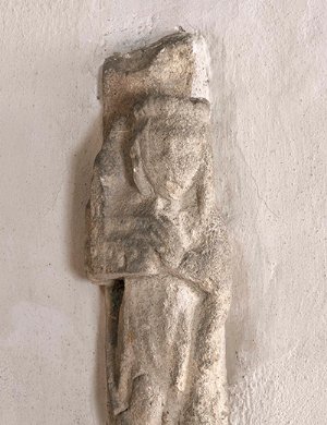 Kleine Steinfigur an der Südwand der Khevenhüllerkapelle, möglicherweise Kaiser Heinrich