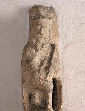 Kleine Steinfigur an der Südwand der Khevenhüllerkapelle, möglicherweise Kunigunde, die Frau Kaiser Heinrichs