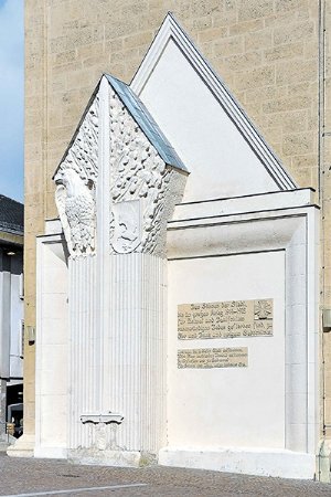 Kriegerdenkmal an der Südseite des Turmes