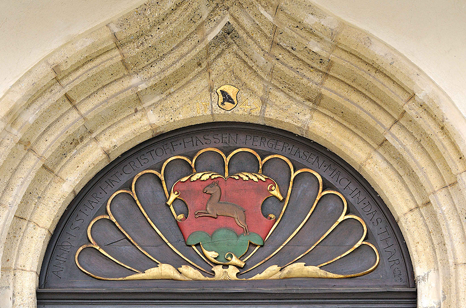Nordportal, Bogenfeld mit Wappenschild