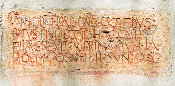 Bauinschrift von 1454 an der Südseite der Kirche