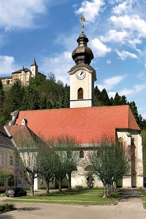 Blick zur Stadtpfarrkirche St. Nikolaus von Süden
