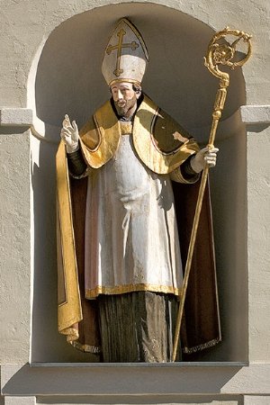 Statue des Kirchenpatrons St. Nikolaus über dem Portal