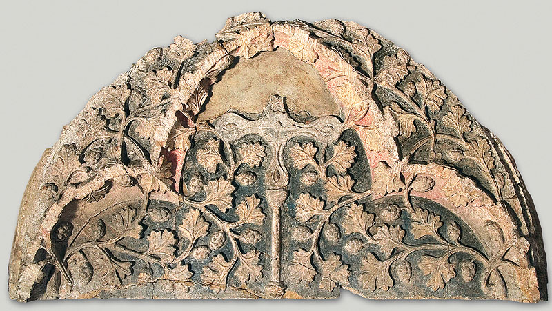 Tympanon eines romanischen Portals, um 1225, links vom Eingangsbereich