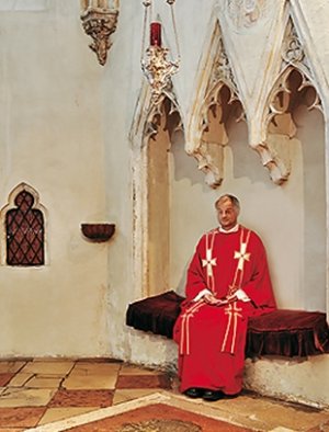 Pater Dr. Peter van Meijl, der jetzige Pfarrer der Michaelerkirche im stillen Gebet in der Kreuzkapelle