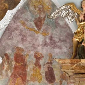 Wandmalerei Bogenfeld des 3. Feldes: Mannaregen. Oben im Bogenfeld sieht man Mose mit dem Volk Israel beim Mannaregen, den Gott spendet. Dieses im Alten Testament geschilderte Ereignis gilt als typologisches Vorbild für das neutestamentliche Abendmahl, die Spende des eucharistischen Brotes.