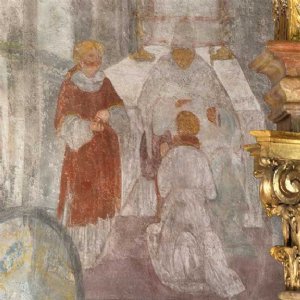 Wandmalerei 3. Feld, Das Sakrament der Priesterweihe. Die Sakramente im mittleren Bereich: die Priesterweihe (ein Kleriker kniet vor dem Bischof).