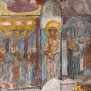 Wandmalerei 3. Feld, Jesus Christus als zentrales Wunder des heiligsten Altarsakramentes. Die Sakramente entspringen aus der geöffneten Seite des gekreuzigten und verherrlichten Jesus Christus als zentrales Wunder des heiligsten Altarsakramentes. Blutströme über dem Abendmahlkelch verbinden alle Sakramente zu einer Ganzheit.