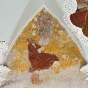 Mose und die Gesetzestafeln. Im Bogenzwickel erkennt man Mose, wie er amSinai von Gott die Gesetzestafeln empfängt.