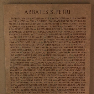 Äbtetafel in der Krypta der Stiftskirche