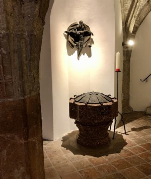 Taufbrunnen im alten gotischen Kapitelsaal © Erzabtei