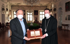 Erzabt Dr. Korbinian Birnbacher OSB übergibt pflanzenkundliche Sammlung an Direktor Dr. Norbert Winding © Dr. Gerald Hirtner