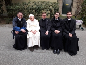 Erzabt Korbinian mit P. Jakob, P. Placidus und P. Johannes zu Besuch bei Papst em. Benedikt XVI. (2018) © Erzabtei
