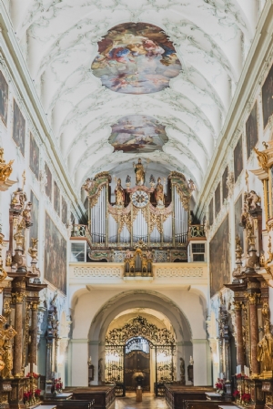Kloster Kirche innen Orgel, Eingang © Michael Rieß
