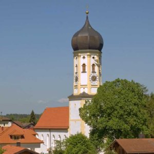 Aying, Blick zur Pfarrkirche mit dem barocken Turmaufsatz
