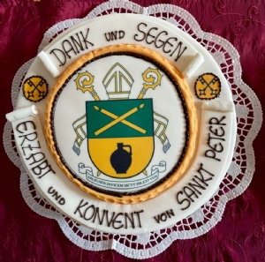 Die von Brigitte Moser geschaffene Torte mit dem persönlichen Wappen des Abts Gerhard Hafner &copy; Erzabtei St. Peter