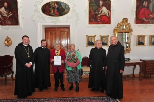 Eine Premiere: der längstgediente Mitarbeiter der Erzabtei St. Peter mit Gattin und vier Erzäbten. Foto: Erzabtei St. Peter © Erzabtei