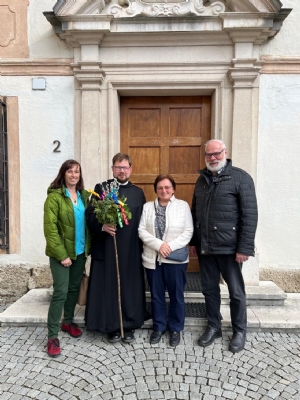 Erzabt Jakob mit Grödiger Bastelgruppe © Erzabtei