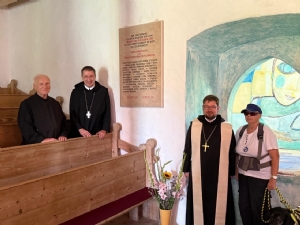 Erzabt Jakob segnet Erinnerungstafel in Oberwanger Konradskirche