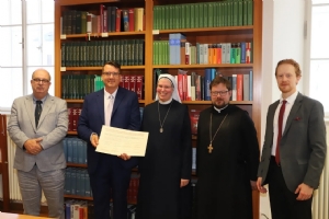 Der Archivleiter des Archivs der Erzdiözese, Thomas Mitterecker, mit v.l.n.r. Oskar Dohle (Direktor Salzburger Landesarchiv), Ordinariatskanzlerin Schwester Christine Nigg, Erzabt Jakob Auer und Felix J. Kaiblinger (Geschäftsführer des Salzburger Doms und der zugehörigen Betriebe - Vertreter des Domkustos) © Foto: Archiv der Erzdiözese Salzburg